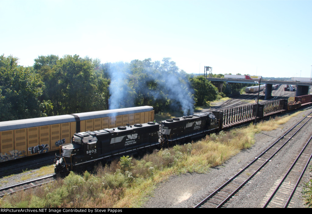 NS 5803 and 5619 make some smoke as they shove a cut of cars